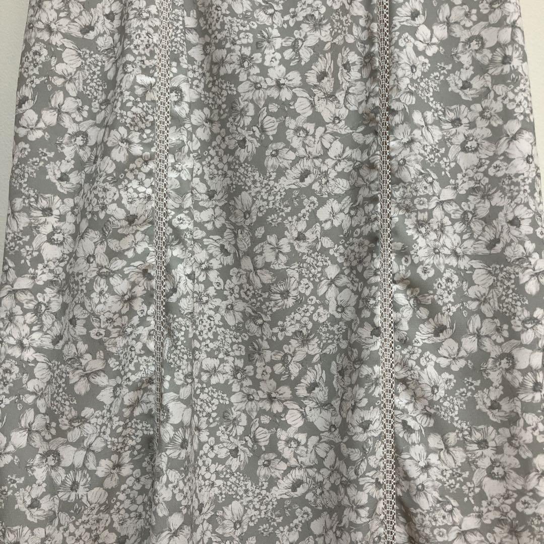 ワンピース Lace Trimmed Floral Dress
