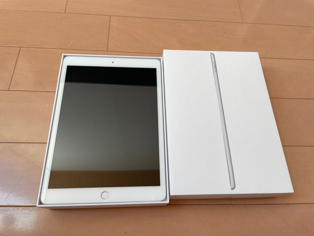 お手軽価格で贈りやすい シルバー 第8世代 Wi-Fiモデル(32GB) iPad - タブレット