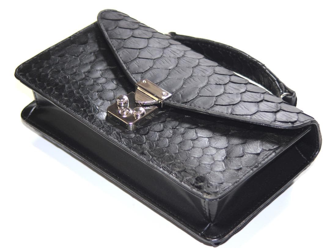 新品　送料込み本パイソン　大判ウロコ　背面財布機能付　ミニセカンドバッグ　黒