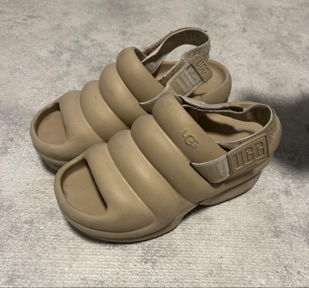 UGG 厚底ベージュサンダル UGG ベージュ サンダル 厚底 - メルカリ