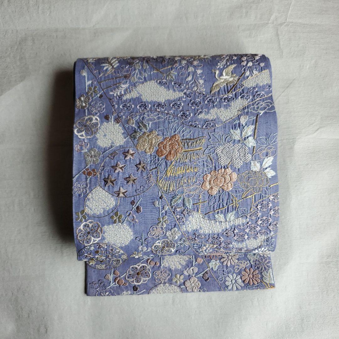 刺繍と絞りを楽しむ　淡い薄紫色の紬袋帯