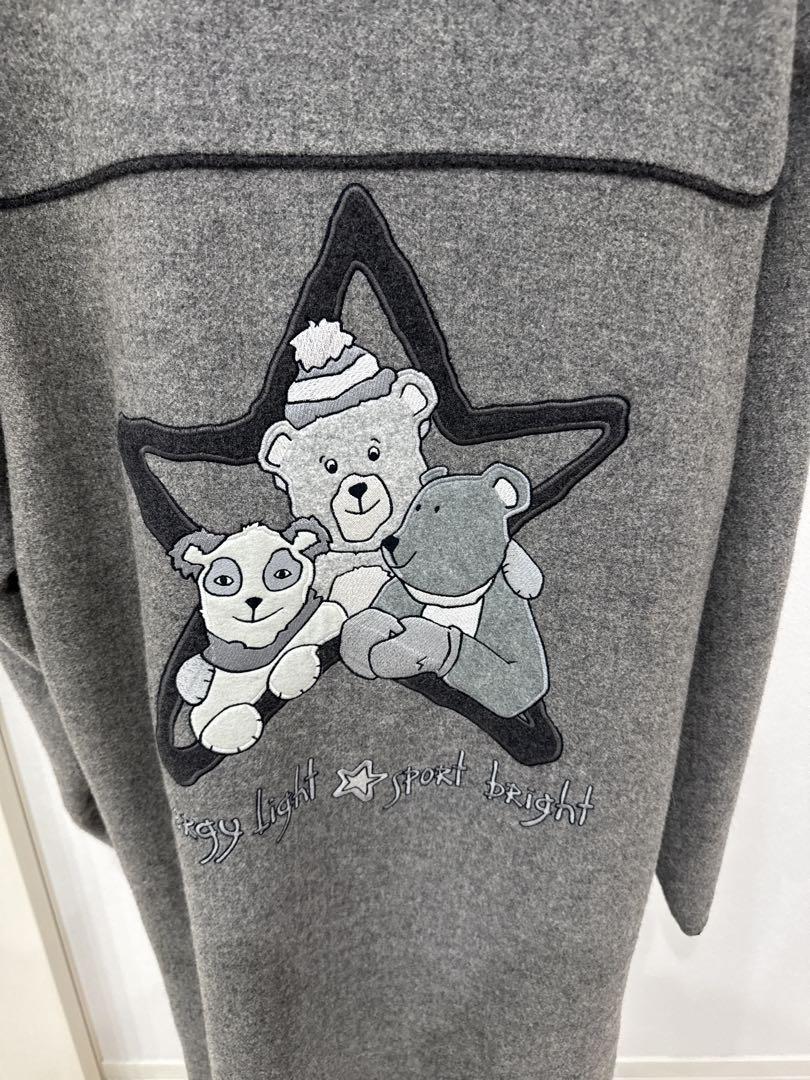 グレー