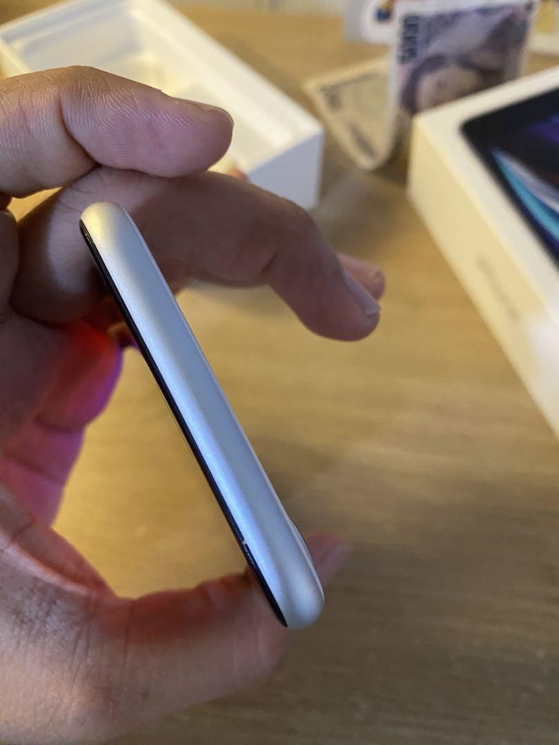iPhone SE 第2世代64GB ホワイト SIMフリー