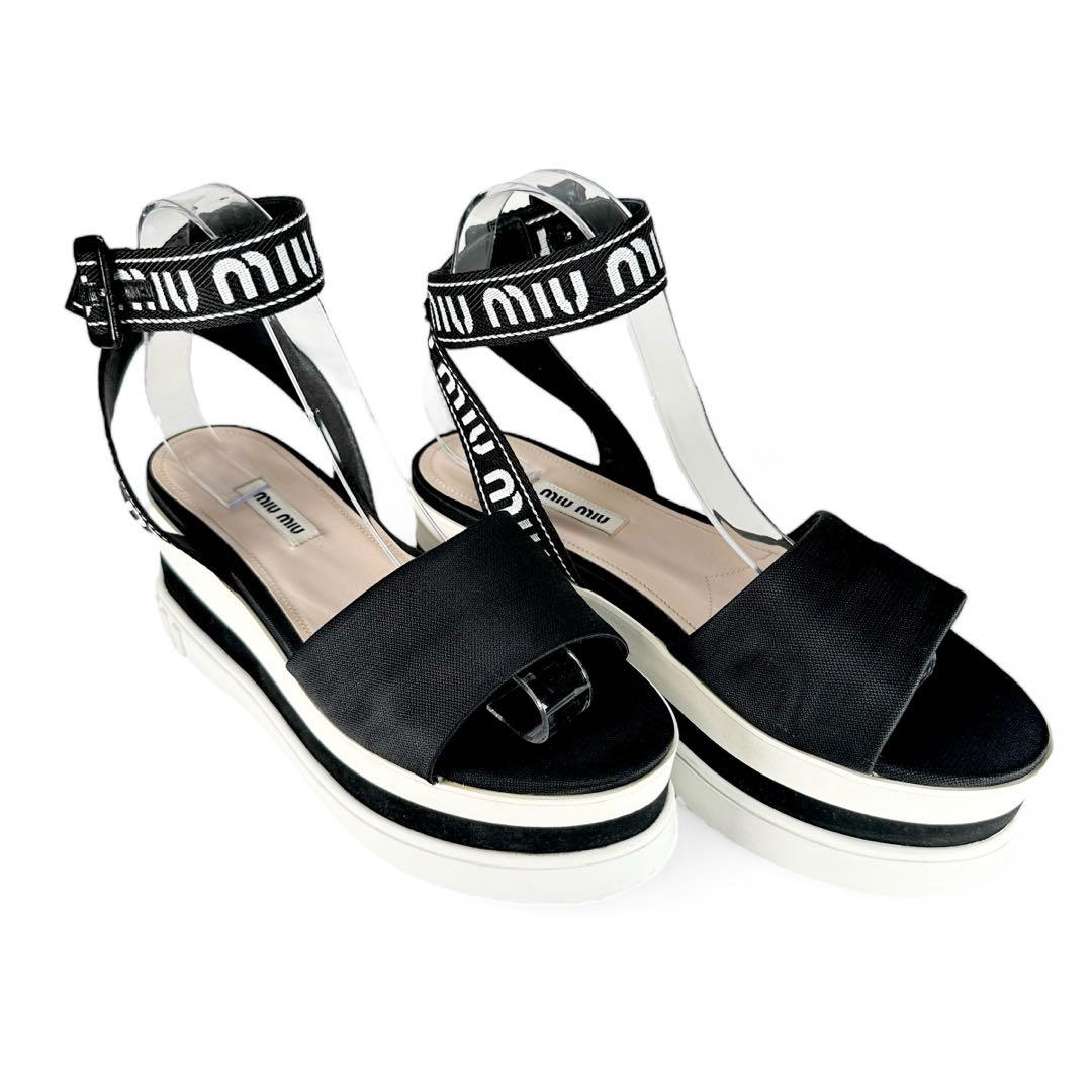 【通販激安】 miu ミュウミュウ ☘️極美品 miu 黒 厚底サンダル ロゴ 靴