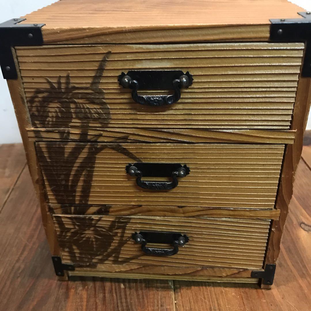 美品　木製　三段箪笥　小物入れ　彫られた菖蒲の絵柄が素晴らしい　雰囲気ある引出し