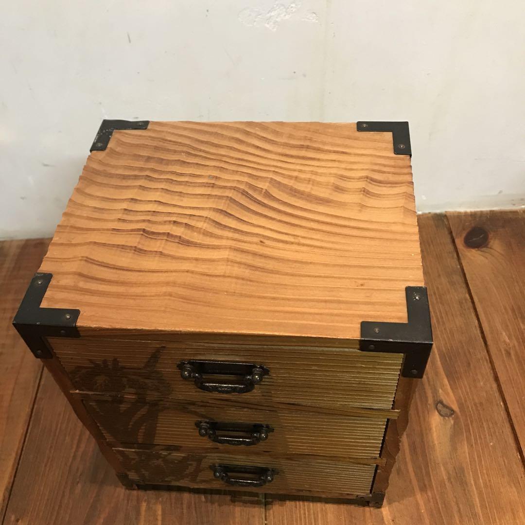 美品　木製　三段箪笥　小物入れ　彫られた菖蒲の絵柄が素晴らしい　雰囲気ある引出し