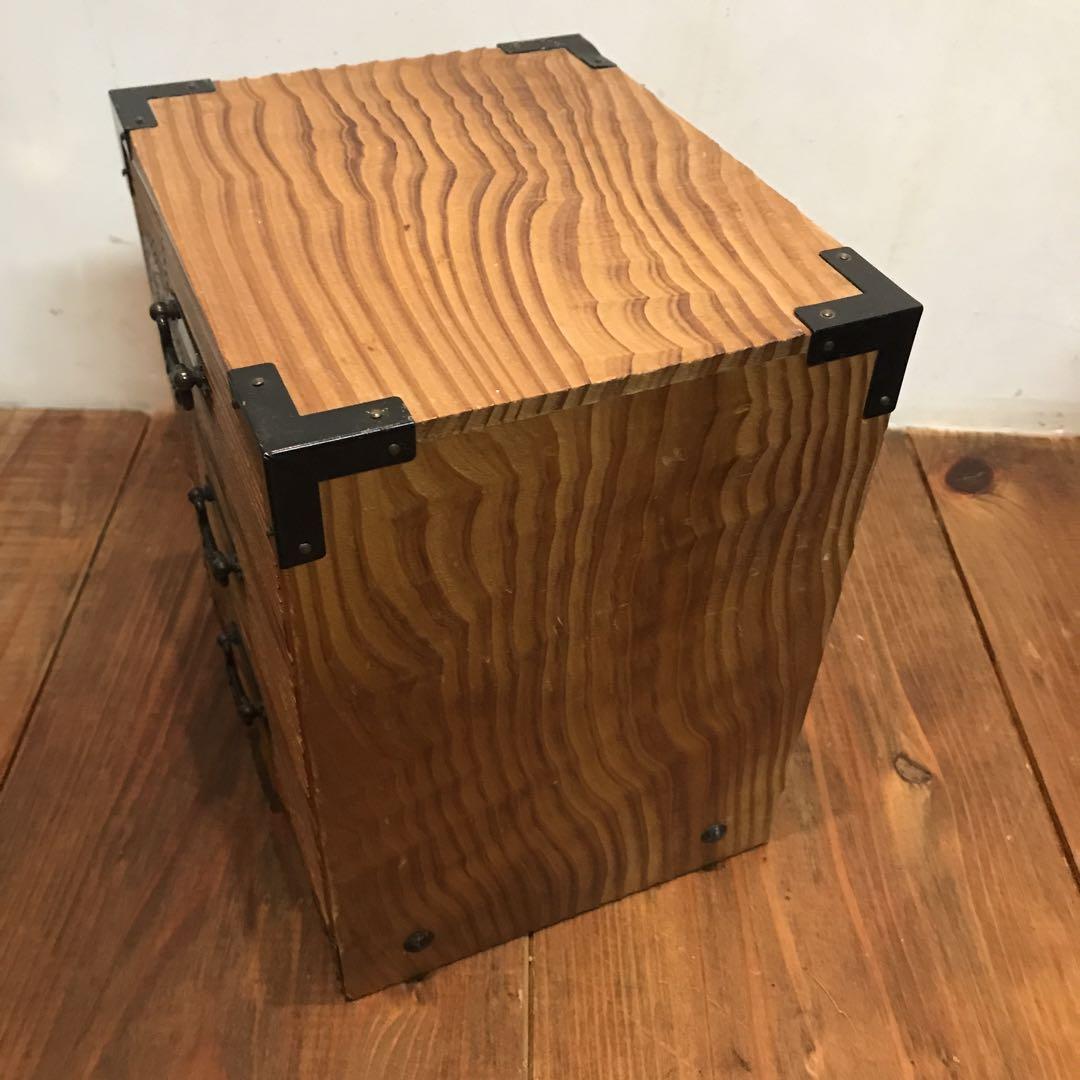美品　木製　三段箪笥　小物入れ　彫られた菖蒲の絵柄が素晴らしい　雰囲気ある引出し