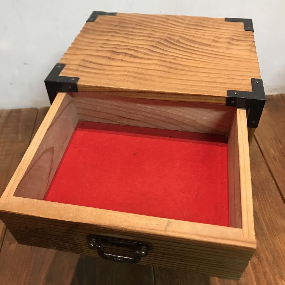 美品　木製　三段箪笥　小物入れ　彫られた菖蒲の絵柄が素晴らしい　雰囲気ある引出し