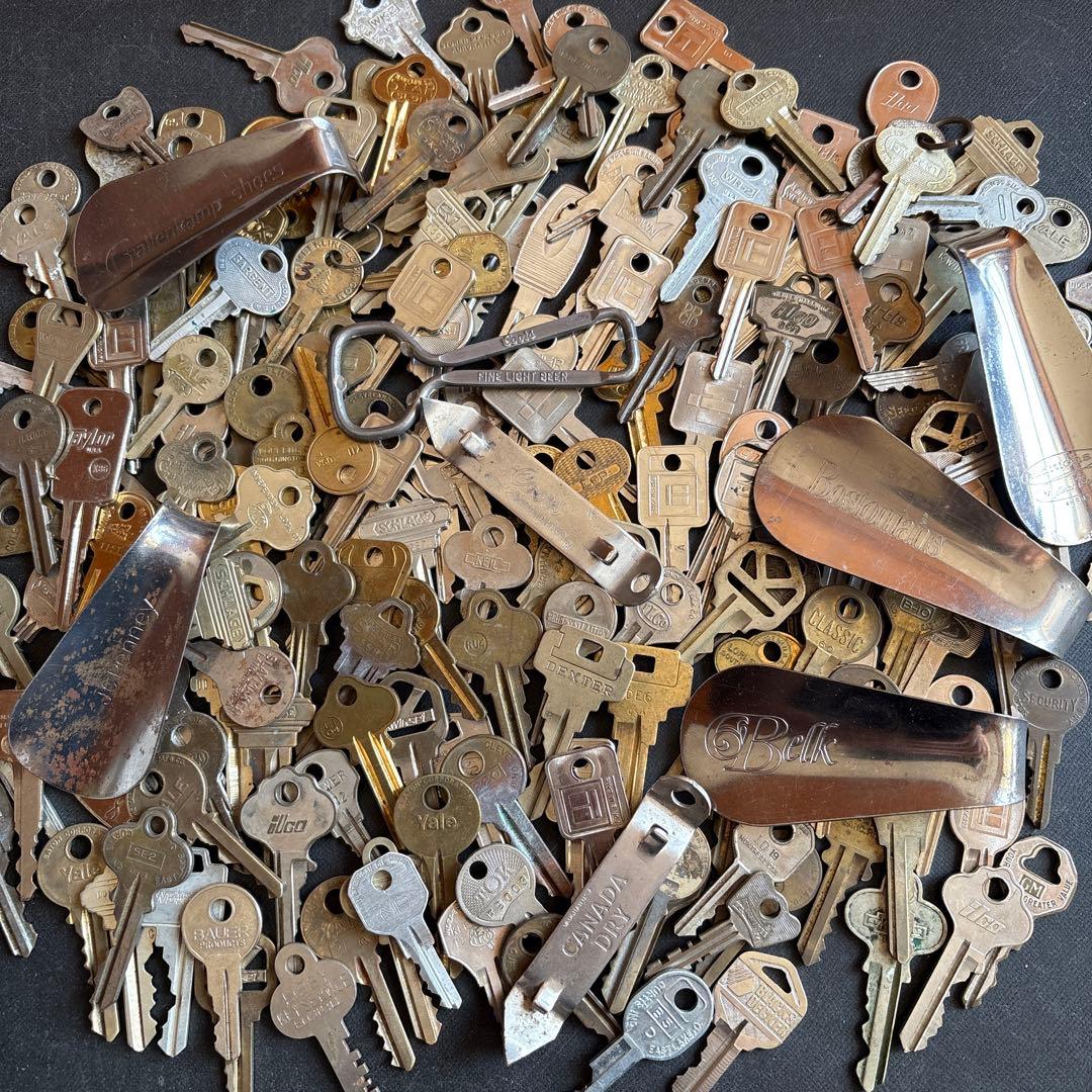 OLD KEYS LOT OF 200 US VINTAGE