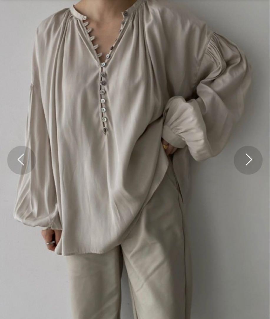 美品 WILLFULLY マットサテン ギャザー ボリュームスリーブ ブラウス 美品 WILLFULLY マットサテン ギャザー ボリュームスリーブ ブラウス