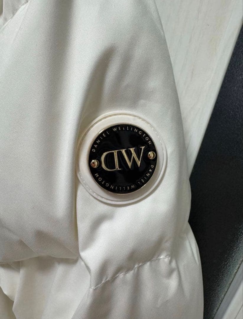 DANIEL WELLINGTON ダウンジャケット　ホワイト