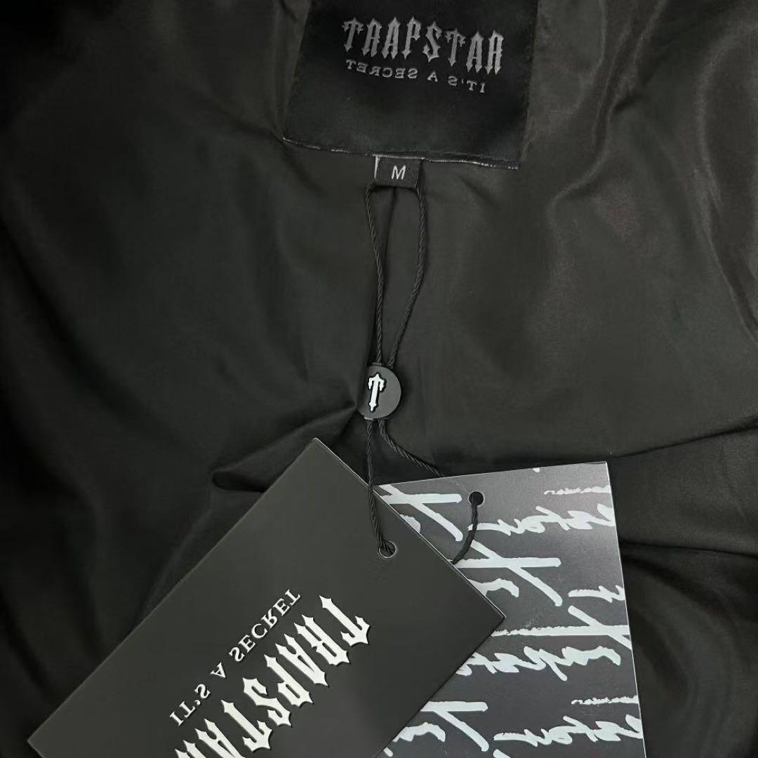 新品 TRAPSTAR 光沢ブラック ダウンジャケット Mサイズ 新品 TRAPSTAR 光沢ブラック ダウンジャケット Mサイズ