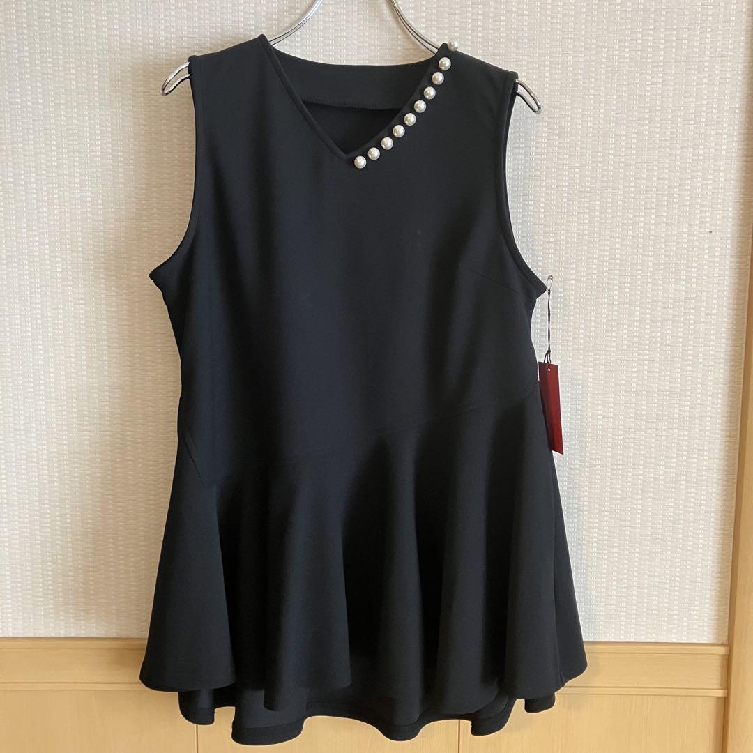 【新品タグ付き✨】黒　パール装飾ノースリーブトップス　Ｖネック　ペプラム
