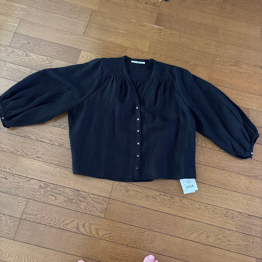 新品TICCA ブラック バルーンスリーブシャツ