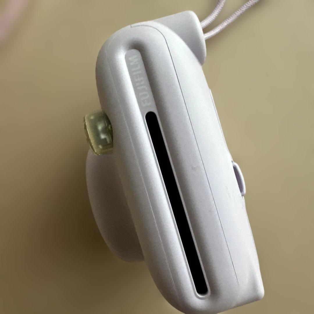 配送商品は通常配送無料。 instax mini 11 本体 カメラケース付き目立った傷や汚れなし