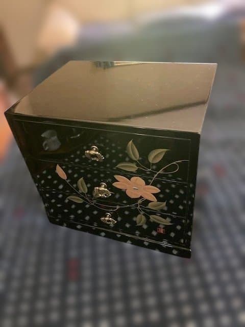 漆工芸花柄の三段卓上チェスト 上の漆塗りレトロな伝統目立った傷や汚れなし