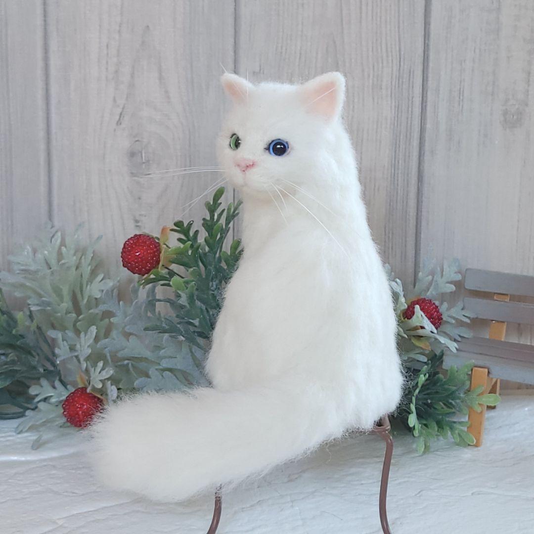 羊毛フェルト　猫　見返り美人の仔猫ちゃん　白猫