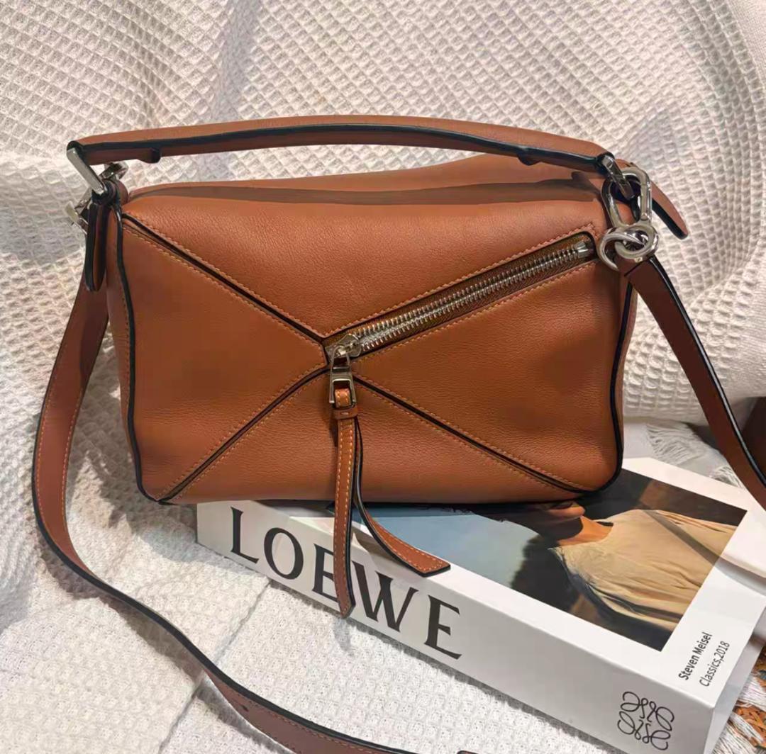 LOEWEベージュ キャンバス レザー ショルダーバッグ - メルカリ