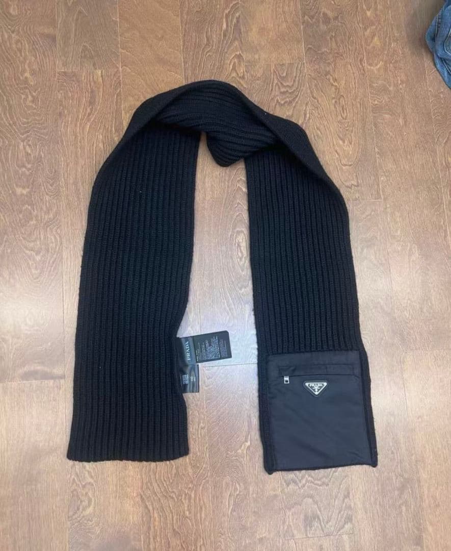 プラダPRADA リブ編みマフラー 黒 新品未使用 プラダPRADA リブ編みマフラー 黒 新品未使用