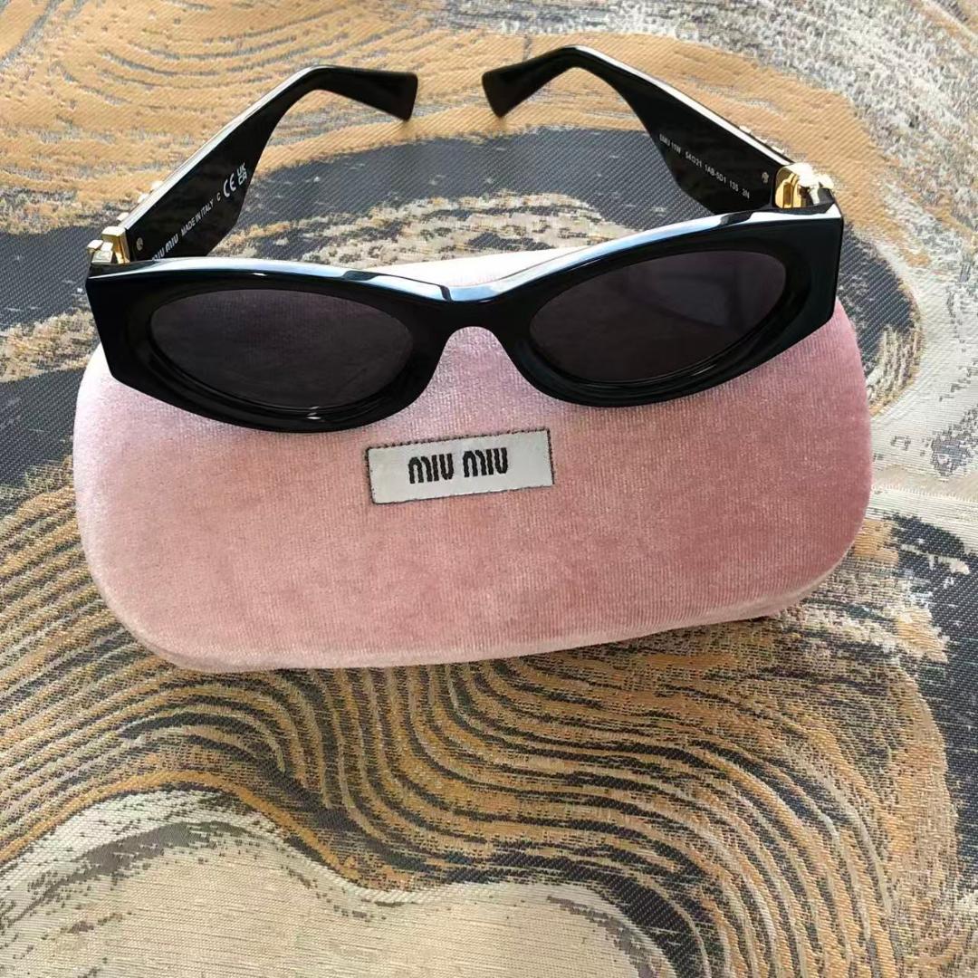 MIU MIU ブラックサングラス ケース付き