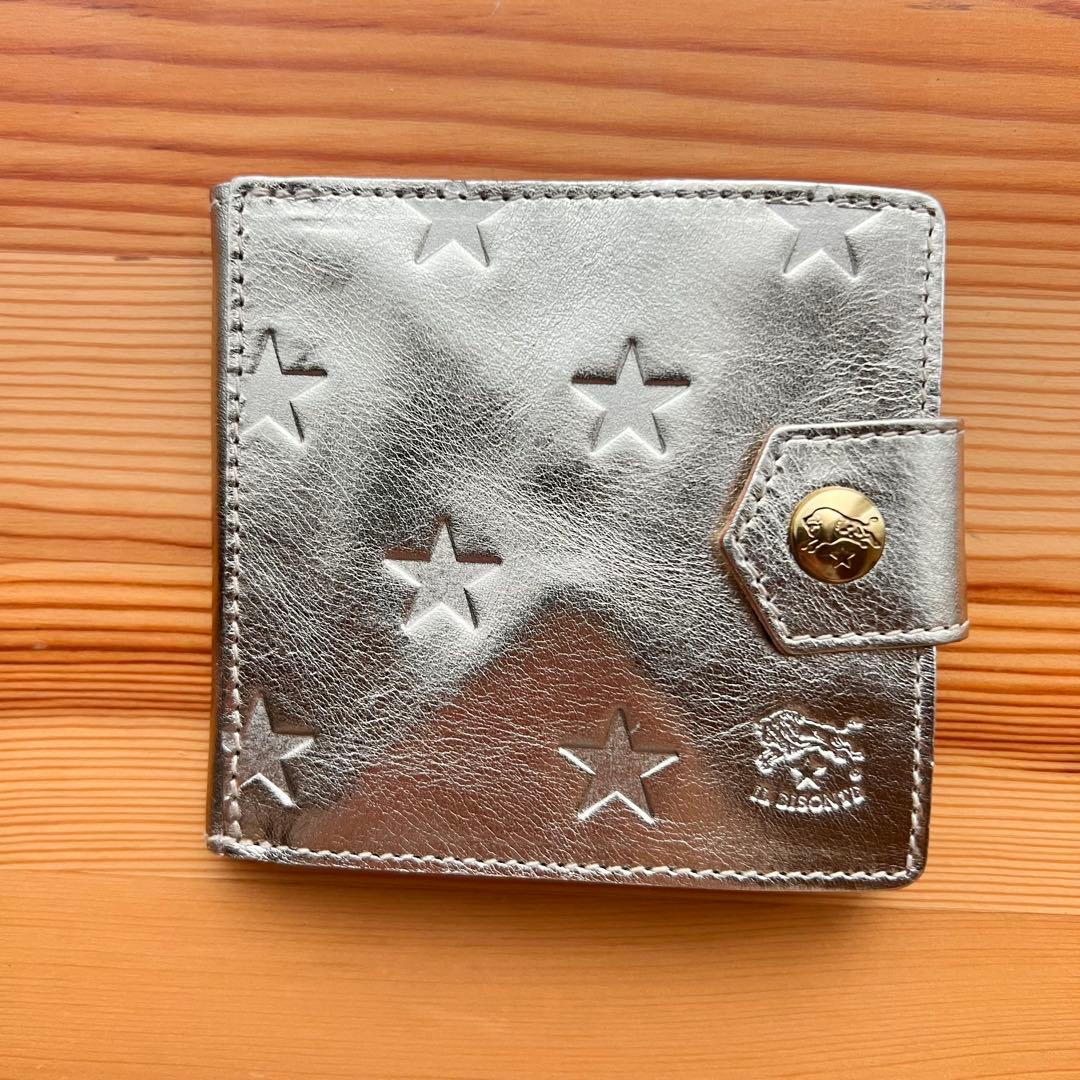 イルビゾンテ 2024年限定 スターエンボス 二つ折り財布 プラチナゴールド