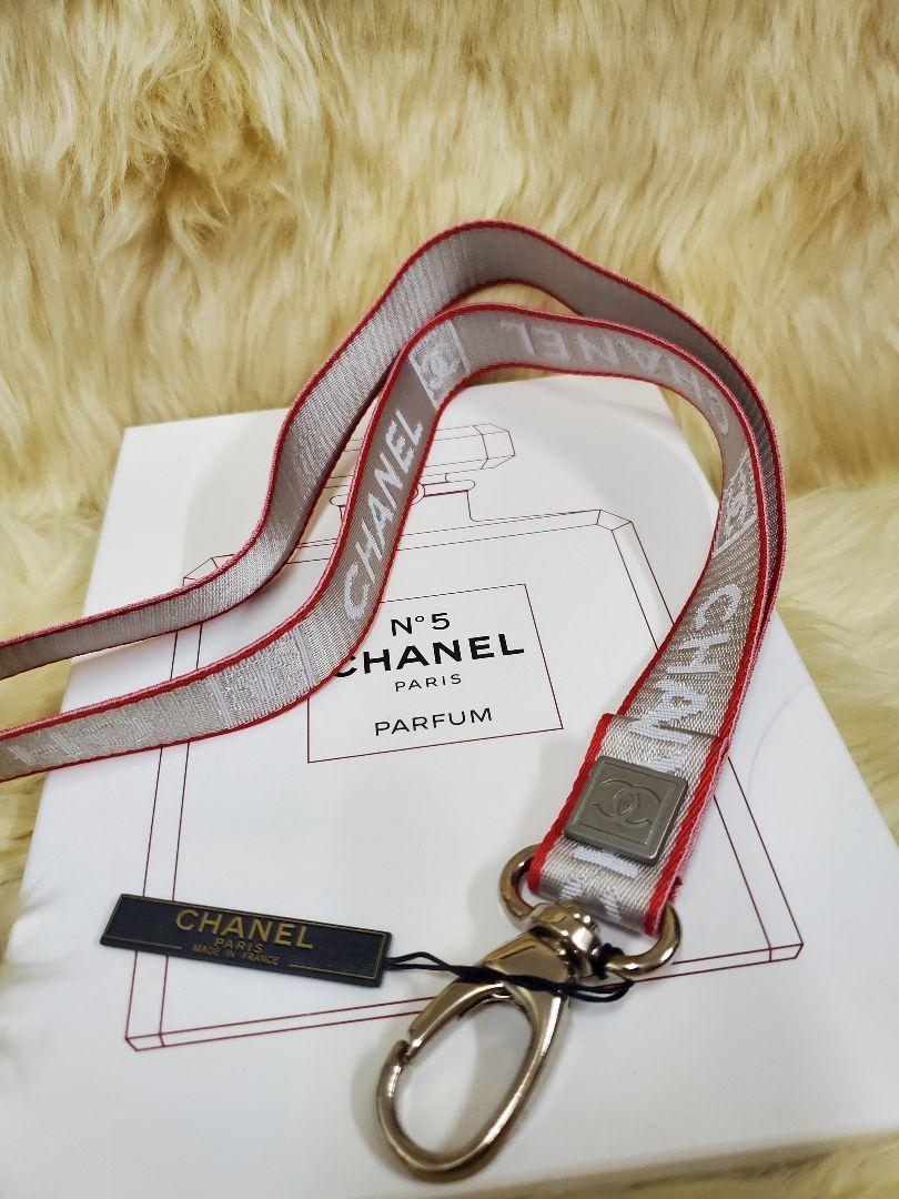 今季ブランド CHANEL グレー/レッド キーホルダー・キーリング シャネル 小物