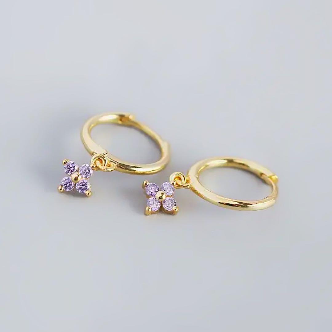 030Pa【高品質✨】四ツ葉フープピアス　パープル　GD　揺れる　小粒　大人女子