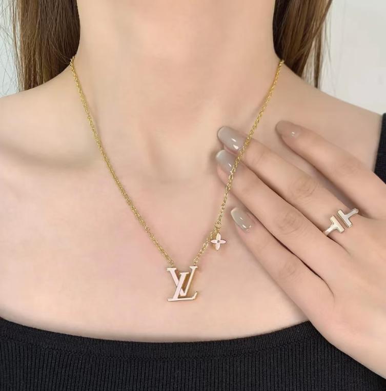 【美品】LOUIS VUITTON LV エナメルピンクネックレス 極美品 LOUIS VUITTON 定番のピンクのネックレスです - メルカリ