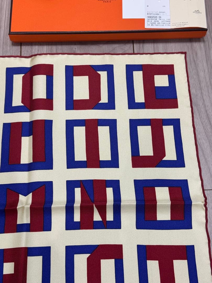HERMÈS アルファベットモチーフ スカーフ
