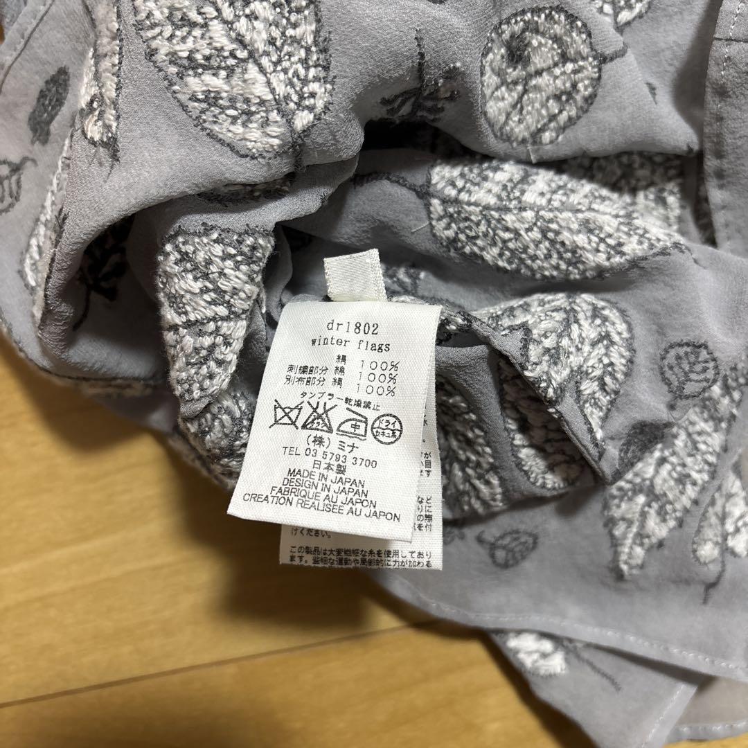 ミナペルホネン葉柄刺繍のグレー長袖レディーストップス