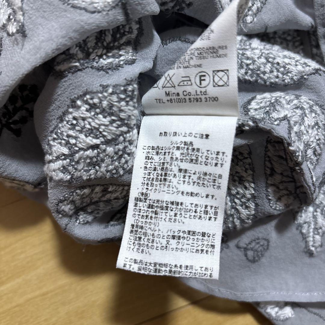 ミナペルホネン葉柄刺繍のグレー長袖レディーストップス
