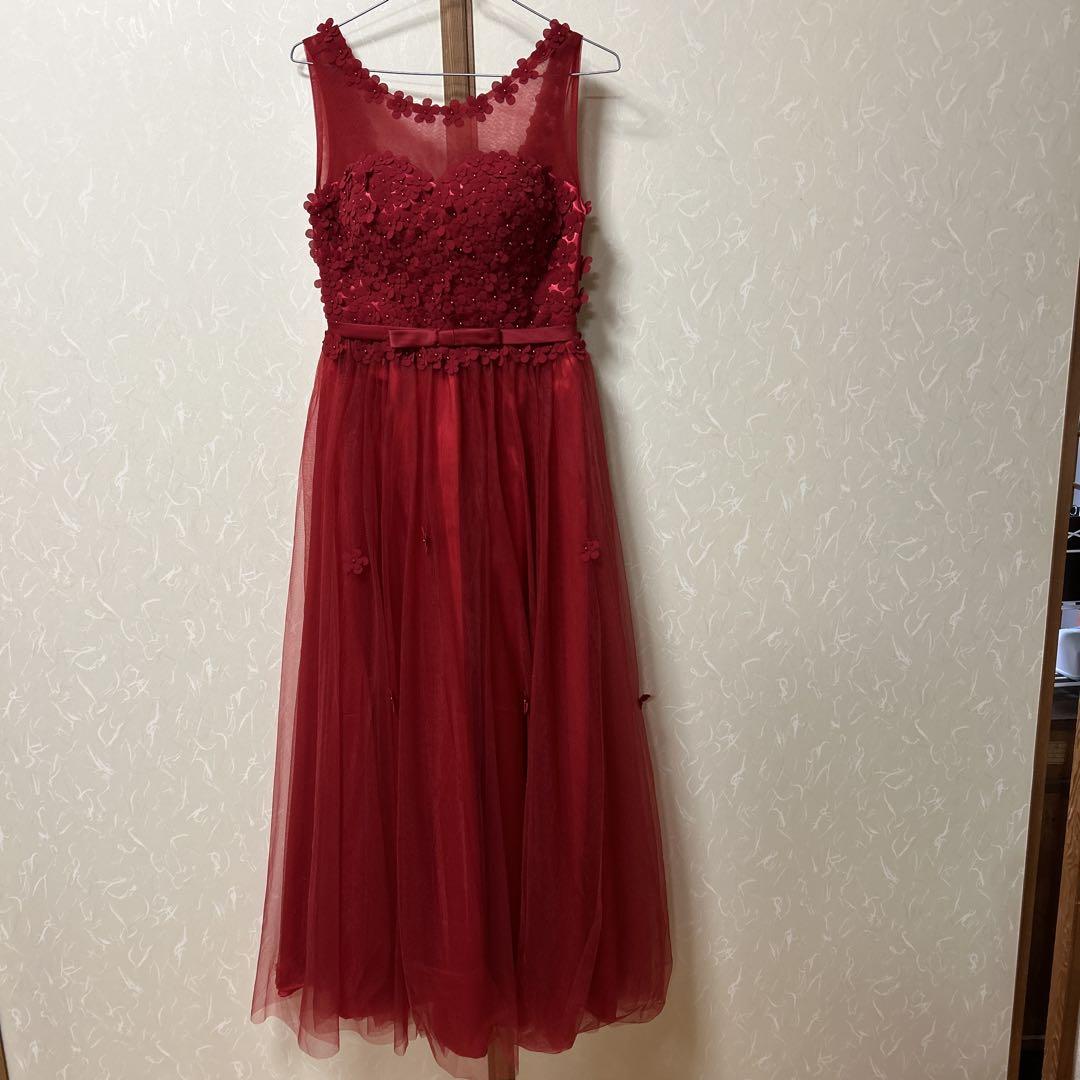 赤い花飾り付きチュールドレス