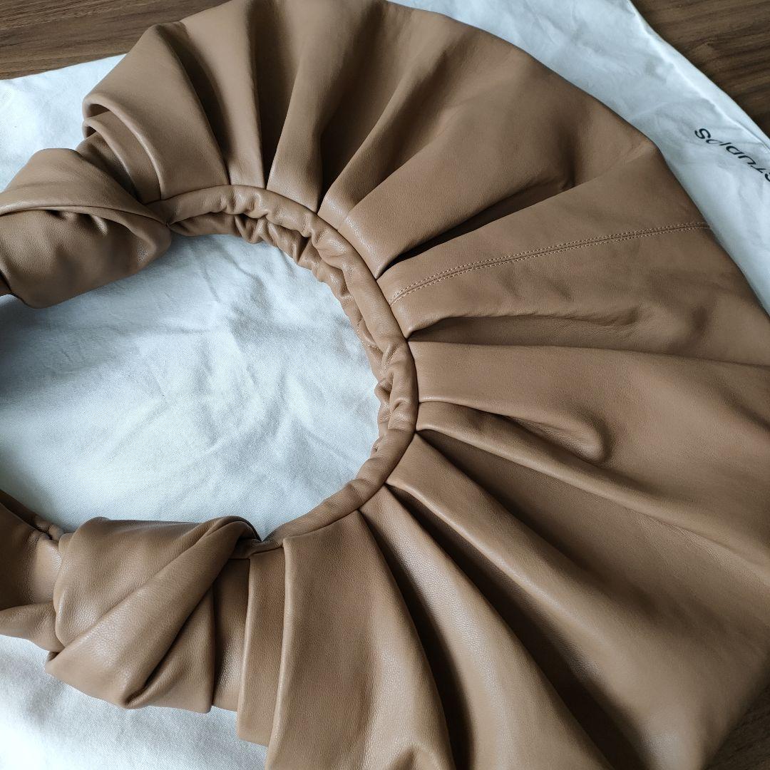 GIA STUDIOUS Croissant Bag ハンドバッグ ギャザー GIA STUDIOS ジア ストゥディオス 通販 - THE Y