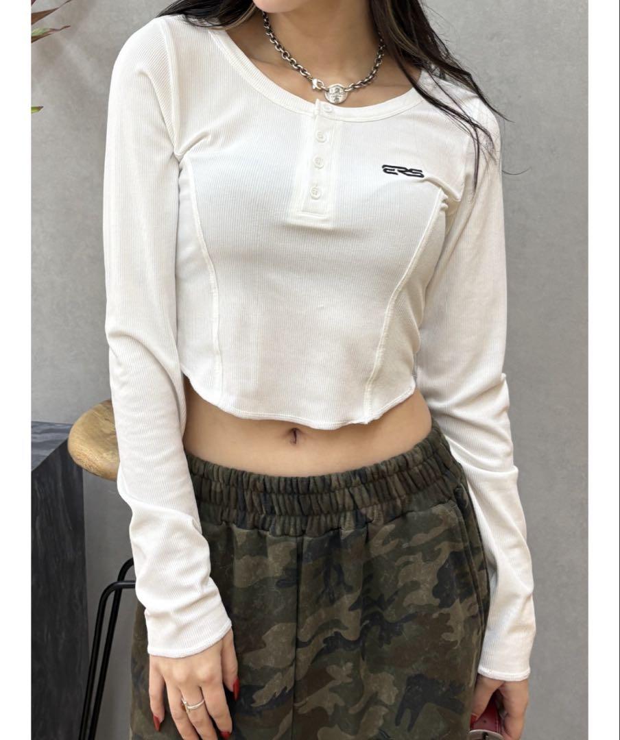 ホワイト クロップド長袖Tシャツ ロゴ付き　ワンポイントヘンリーネックトップス