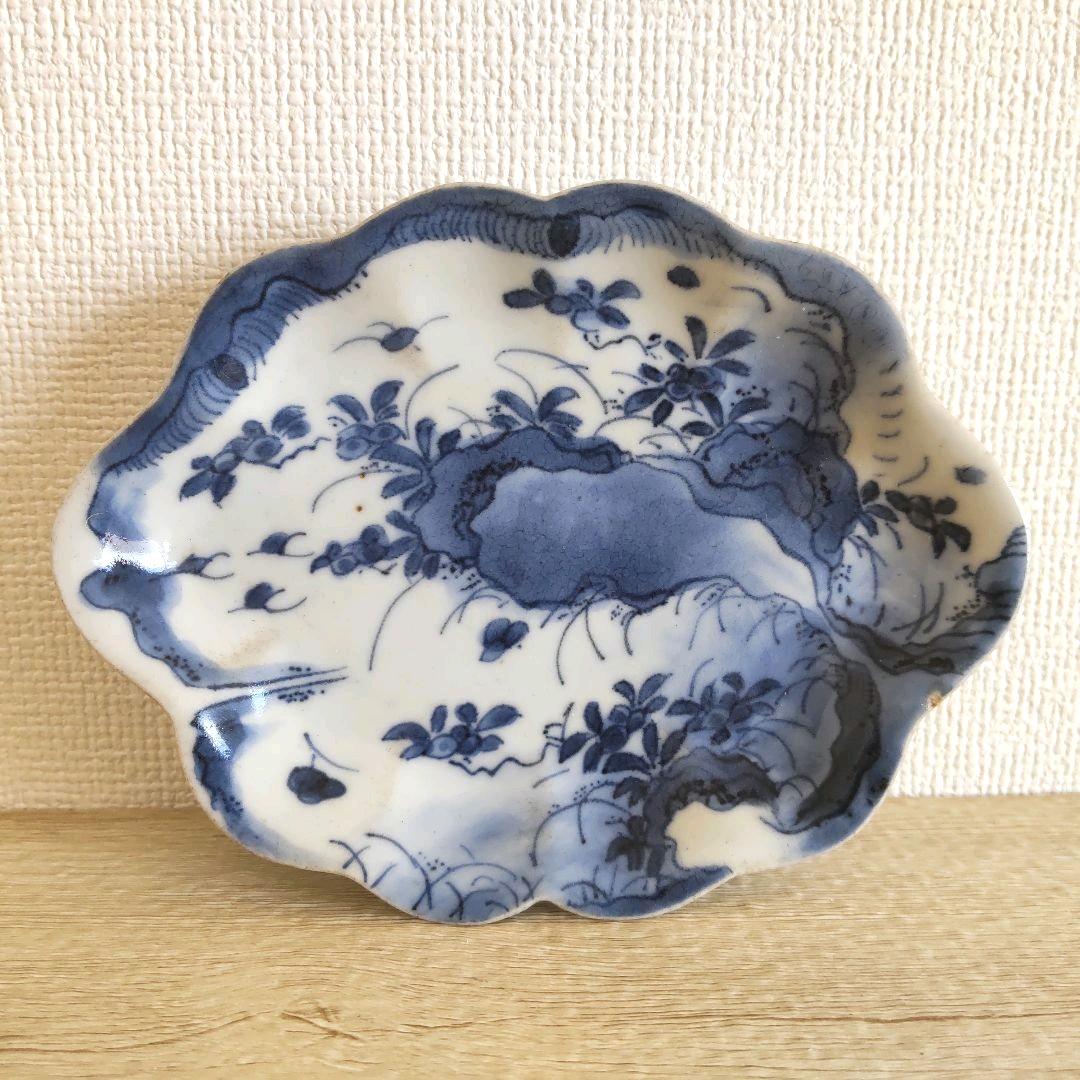 お値下げしました、古伊万里 染付 草花文 変形皿 傷あり
