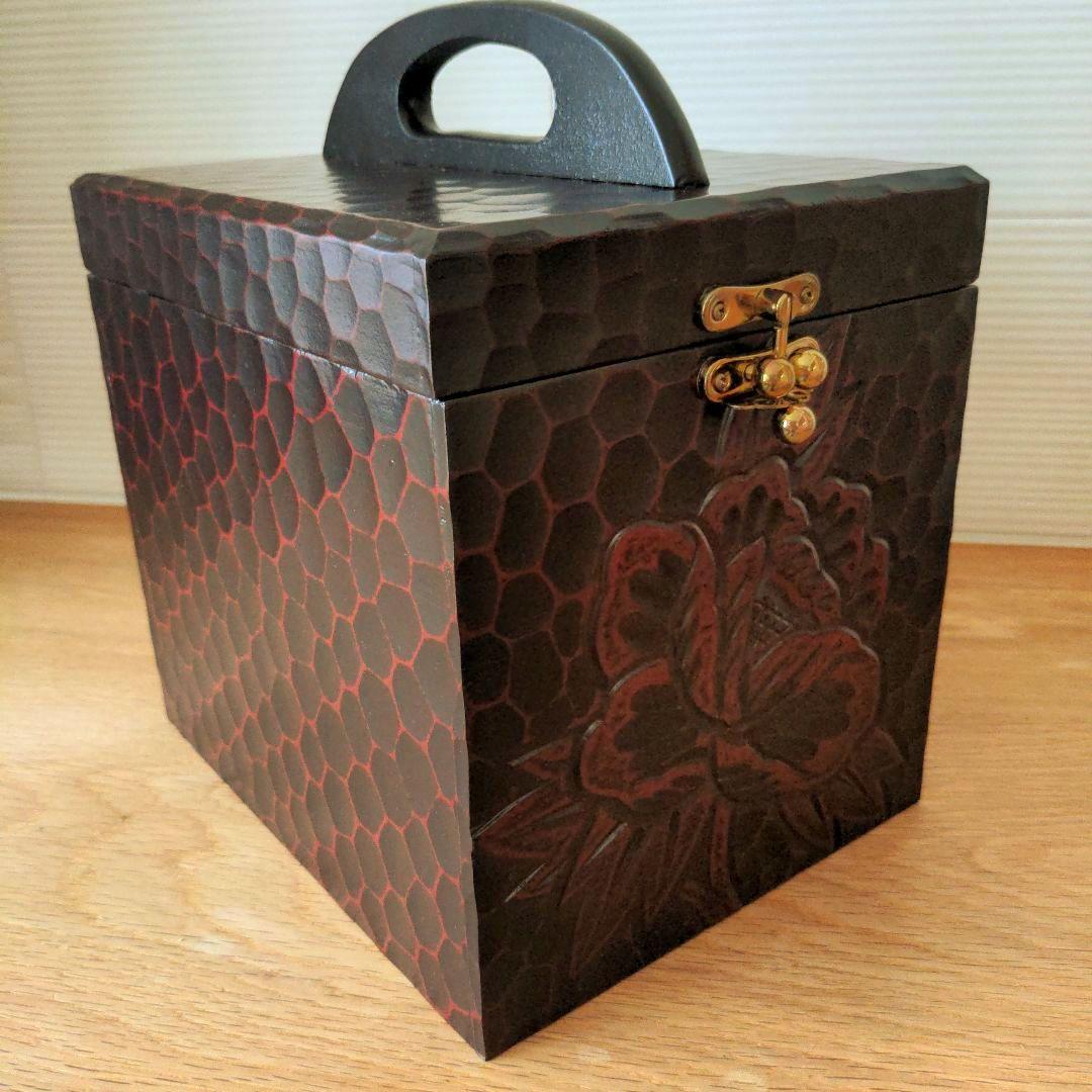 【鎌倉彫り】花彫刻の木製小物入れ　化粧ケース　コスメケース　木製メイクボックス