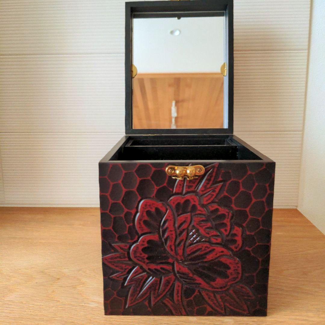 【鎌倉彫り】花彫刻の木製小物入れ　化粧ケース　コスメケース　木製メイクボックス