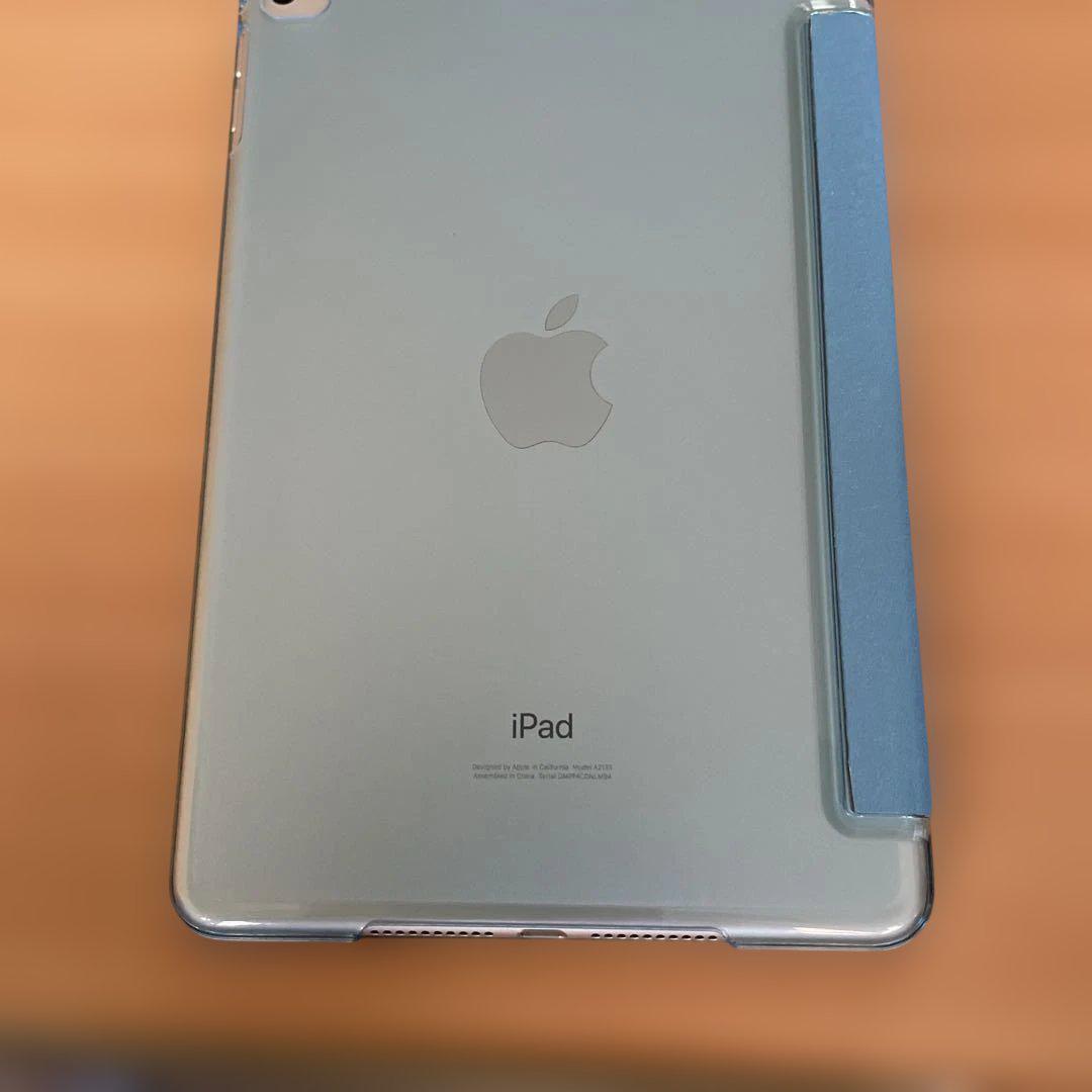Apple 初代iPad 9.7インチ シルバー64GB(自立カバー付き） 今ならほぼ即納！ Apple 初代iPad 9.7インチ シルバー64GB(自立