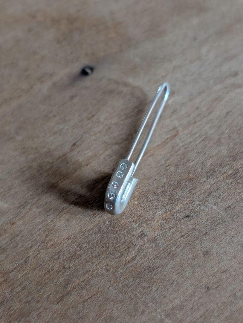 chigoチーゴ ロックな安全ピンピアス ダイヤつき SILVER