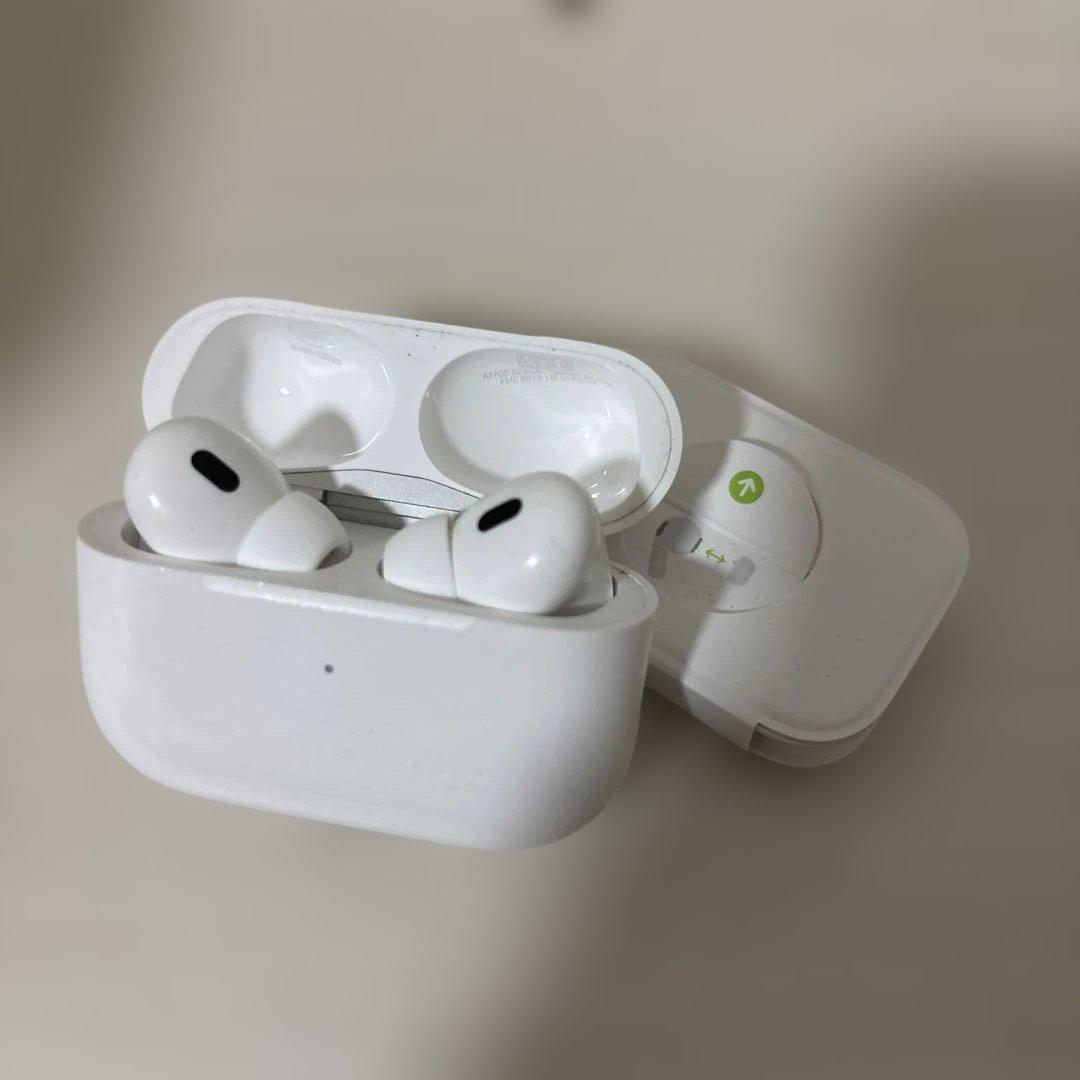 AirPods Pro 第2世代　本体 ホワイト 充電ケース付き Apple AirPods Pro(第2世代)ホワイト 本体 充電ケース付き⭐︎