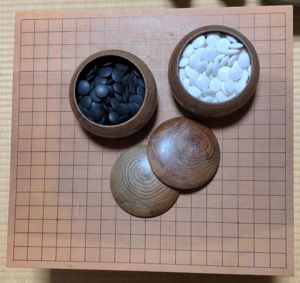 囲碁盤 将棋盤 骨董品 木製囲碁盤 脚付き囲碁盤 碁石 へそ付き 最前線の 囲碁盤 将棋盤 骨董品 木製囲碁盤 脚付き囲碁盤 碁石 へそ付き 最前線の