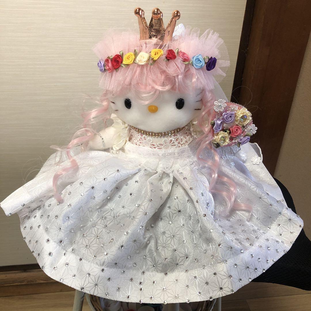 hello Kittyアンティークのウェディングドレスを着たハローキティ Hello Kitty ハローキティの美しいウェディングドレス - メルカリ