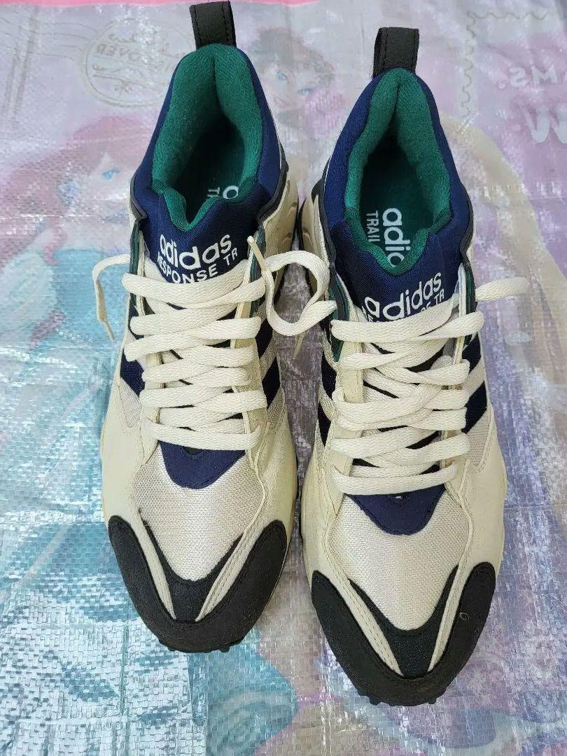 adidas スニーカー
