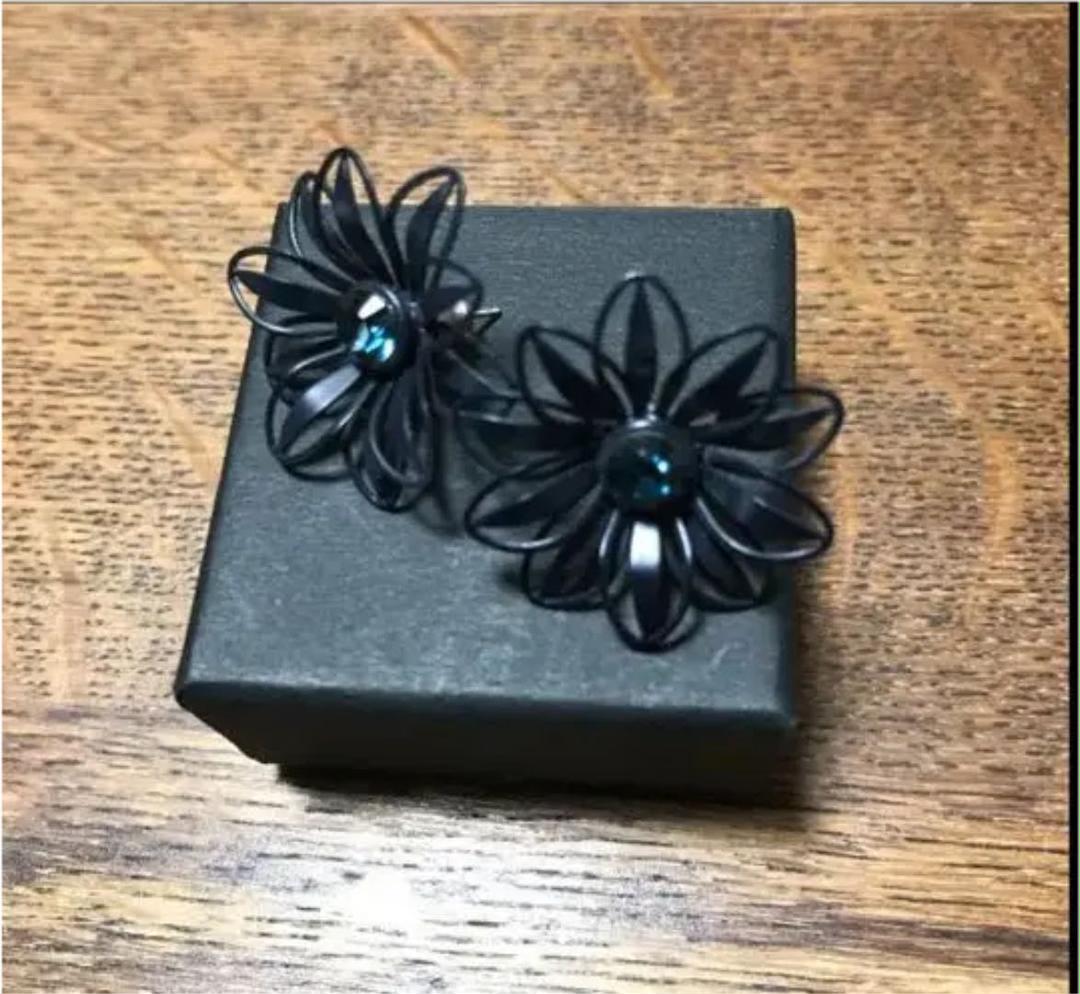 petite robe noire ピアス - アクセサリーオンライン ショップ