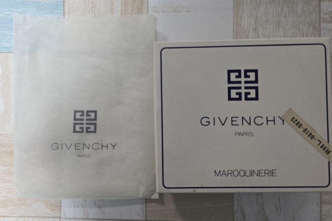GIVENCHY　ジバンシー　二つ折り財布　黒　シンプル　未使用