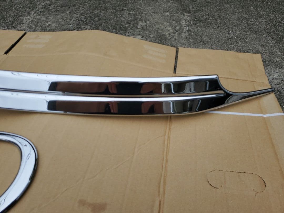 フロントバンパーメッキガーニッシュやや傷や汚れあり