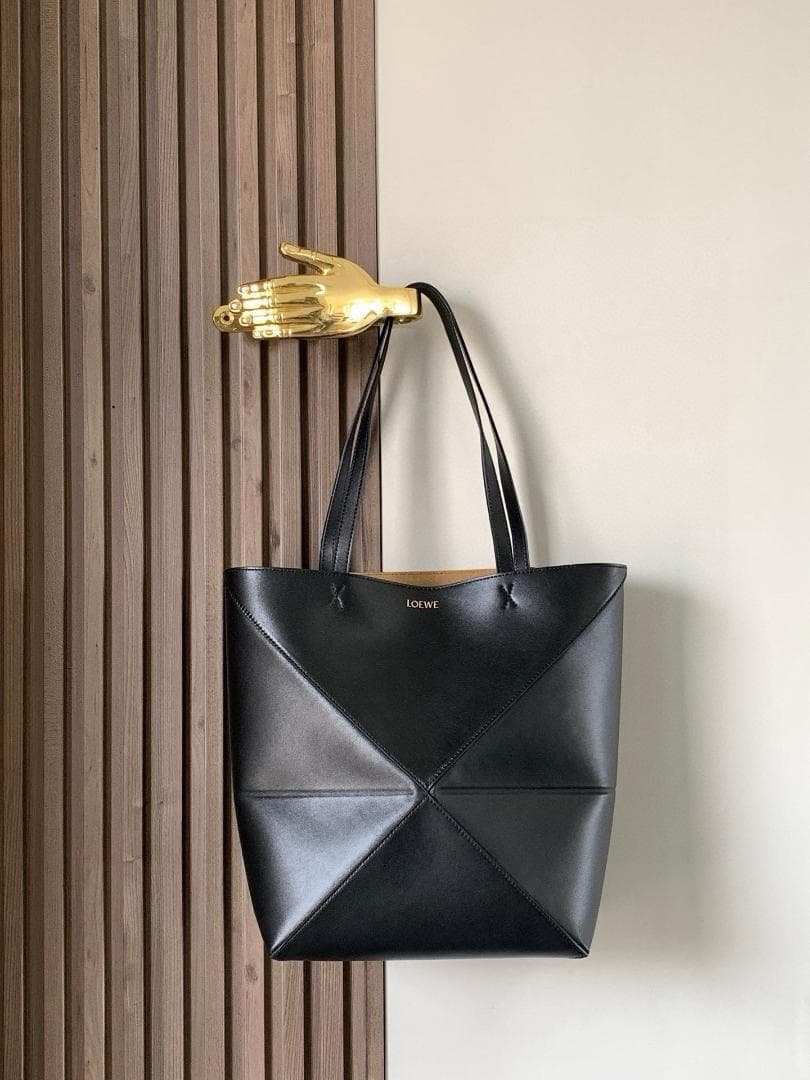 LOEWE ブラック ショルダーバッグ