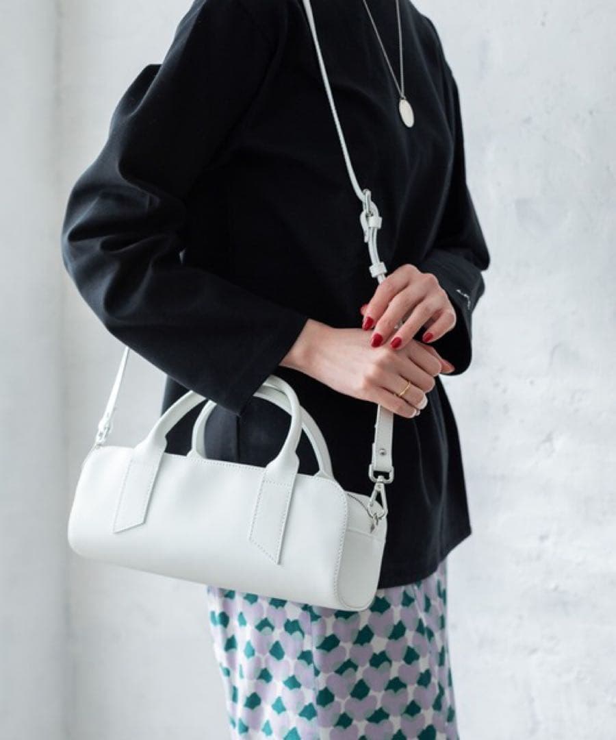 美品【定価2.3万】IENA NOVIA /ノヴィアスクエアバッグ ホワイト 美品【定価2.3万】IENA NOVIA /ノヴィアスクエアバッグ ホワイト