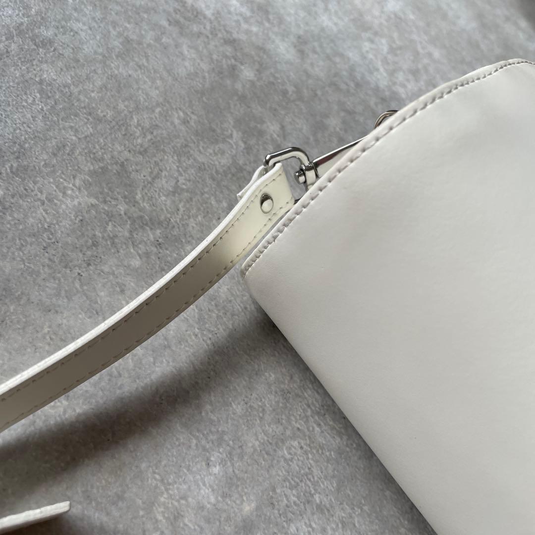 美品【定価2.3万】IENA NOVIA /ノヴィアスクエアバッグ ホワイト 美品【定価2.3万】IENA NOVIA /ノヴィアスクエアバッグ ホワイト