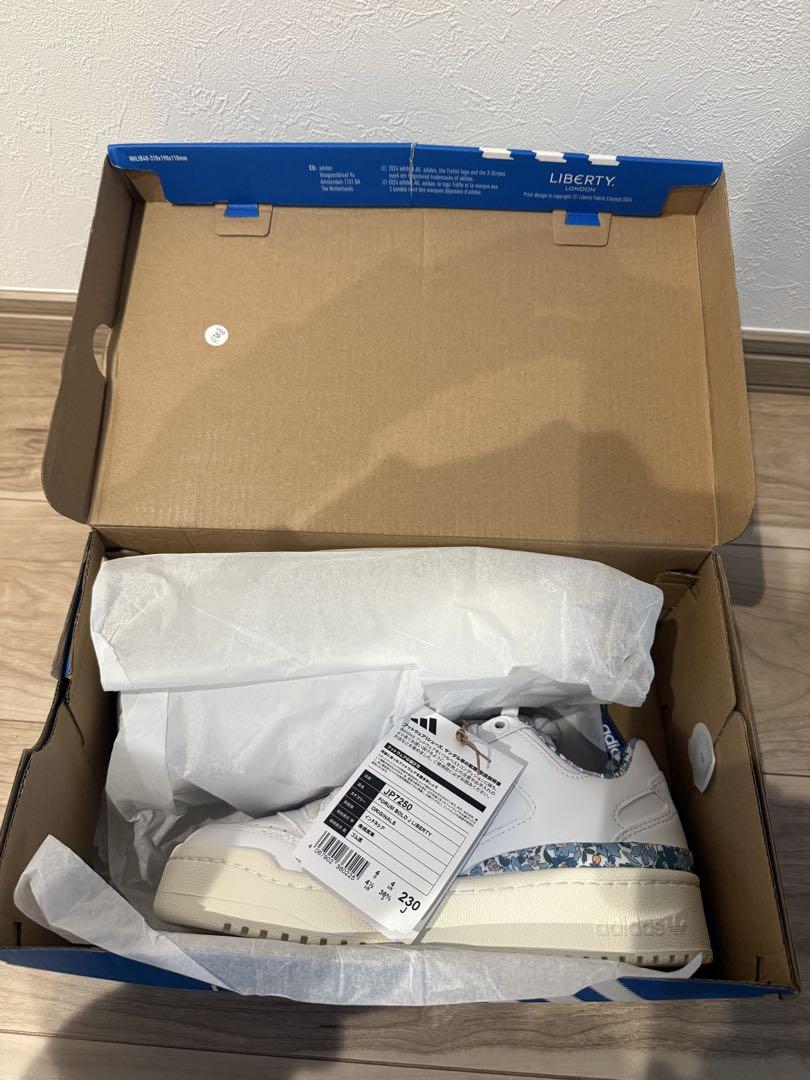 adidas リバティ　スニーカー　23cm